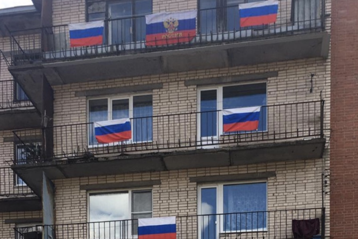Флаг России — во всех дворах